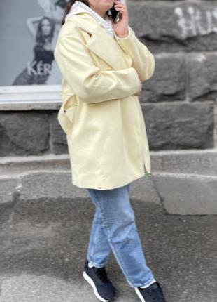 Желтое пальто с поясом na-kd7 фото