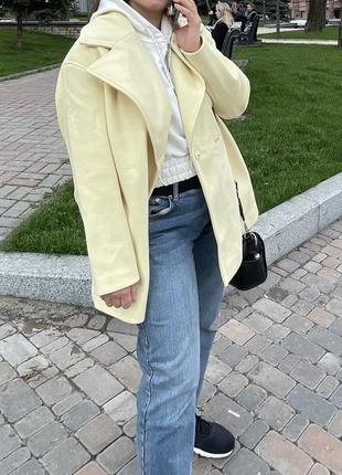 Желтое пальто с поясом na-kd6 фото