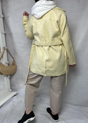 Желтое пальто с поясом na-kd5 фото