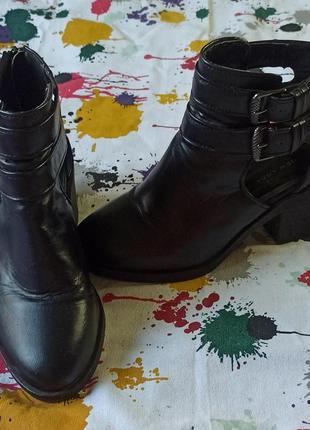 Базовые женские чёрные туфли ботинки классические на каблуке закрытые на осень демисезонные под юбку4 фото