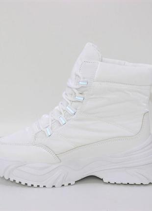 Подростковые белые зимние ботинки на шнуровке4 фото