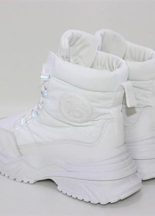 Подростковые белые зимние ботинки на шнуровке5 фото