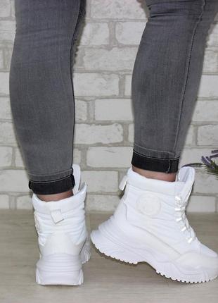 Подростковые белые зимние ботинки на шнуровке8 фото