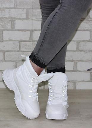 Подростковые белые зимние ботинки на шнуровке10 фото