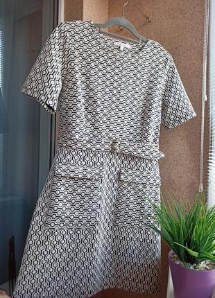 Красивое стильное платье в геометрический принт из фактурной трикотажной ткани1 фото