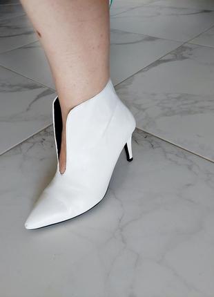 Білі боти