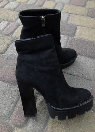 Демісезонні замшеві черевики 37 розмір — 24 см