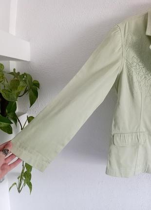 Куртка-пиджак нежно зеленая с вышивкой2 фото