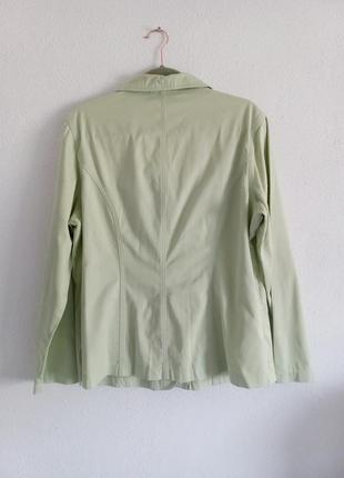 Куртка-пиджак нежно зеленая с вышивкой3 фото