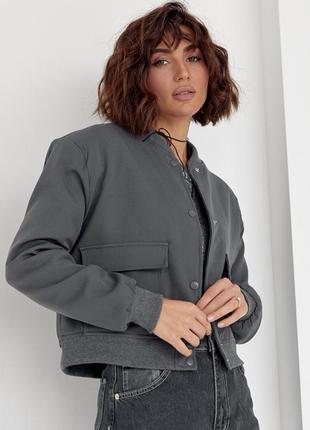 Женская куртка-бомбер с накладными карманами7 фото