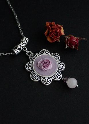 Сиреневый кулон подвеска на цепочке с розовым кварцем нежные украшения с розами1 фото