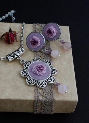 Сиреневый кулон подвеска на цепочке с розовым кварцем нежные украшения с розами7 фото