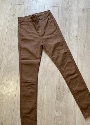 Красивые брюки экокожа по ноге коричневые м 102 фото