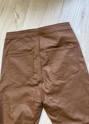 Красивые брюки экокожа по ноге коричневые м 104 фото