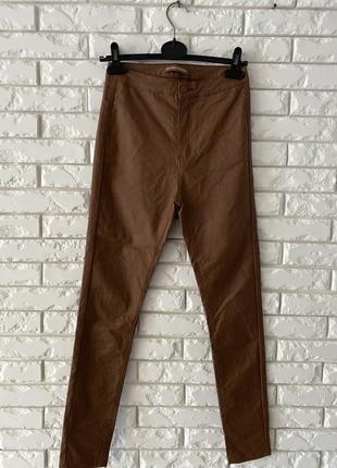 Красивые брюки экокожа по ноге коричневые м 103 фото