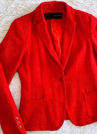 Яркий красный твидовый пиджак zara