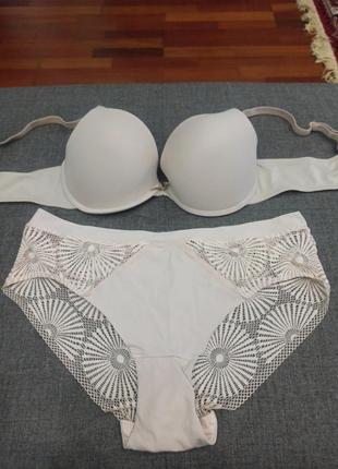 Красивый комплект белья