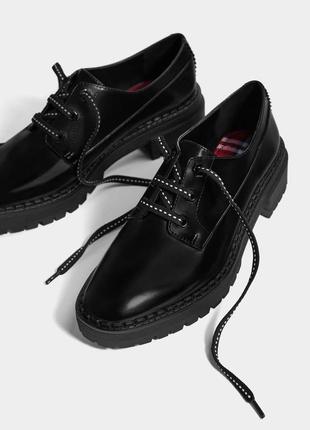 Черные оксфорды туфли лаковые броги bershka туфлы на шнуровке лаковые оксфорды броги1 фото