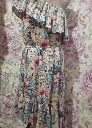 Платье с рюшами на одно плечо в цветы2 фото