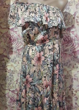 Платье с рюшами на одно плечо в цветы3 фото