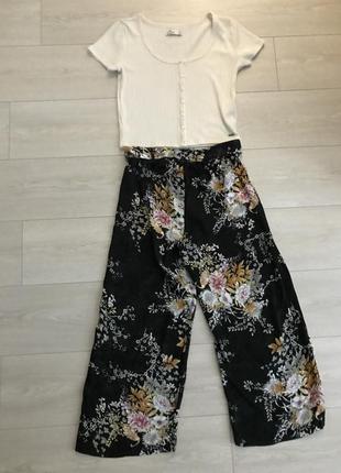 Широкие свободные брюки с цветочным принтом
