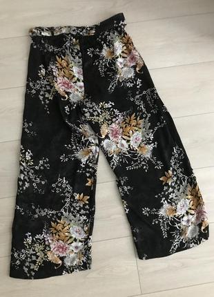 Широкие свободные брюки с цветочным принтом