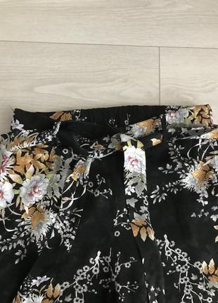 Широкие свободные брюки с цветочным принтом