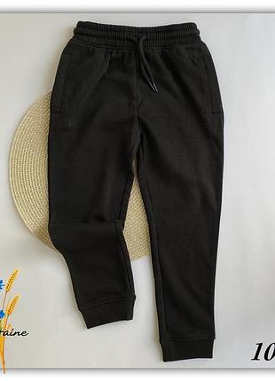 Спортивні штани на баєчці