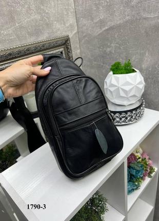 Чорна практична універсальна стильна якісна сумка слінг натуральна шкіра