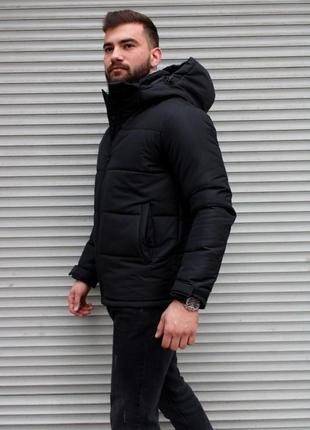 Мужская зимняя черная куртка со съемным капюшоном7 фото