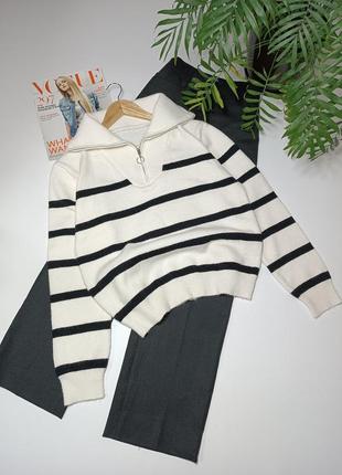 Светр у смужку із замком тренд