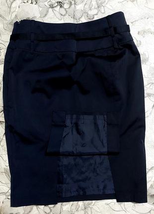 Классическая офисная темно-синяя юбка с карманами3 фото