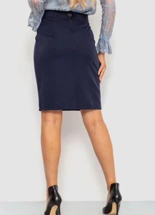 Классическая офисная темно-синяя юбка с карманами1 фото