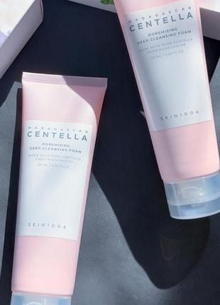 Ніжна пінка для глибокого очищення шкіри madagascar centella poremizing deep cleansing foam бренда skin1004