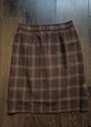 Коричнева шерстяна спідниця в клітинку до колін