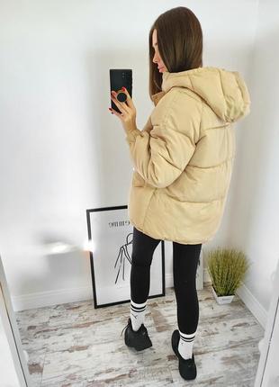 Женская зимняя бежевая короткая оверсайз куртка короткий пуховик бежевый оверсайз8 фото