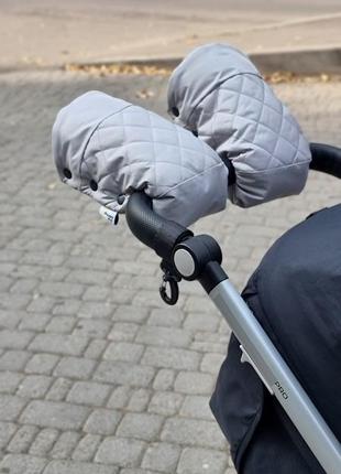 Класичні муфти для коляски, стьобані. колір світло-сірий. 
зимові рукавиці на коляску від happy way1 фото