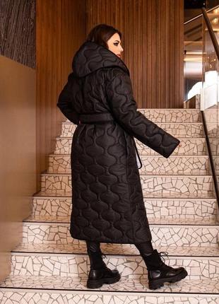 Пальто стеганое с капюшоном черное длинное с поясом2 фото