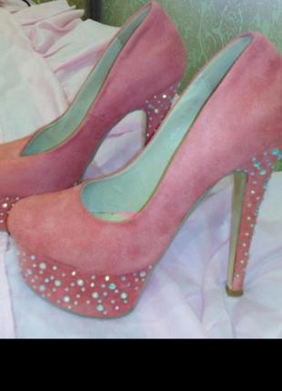 Туфлі прикрашені стразами.