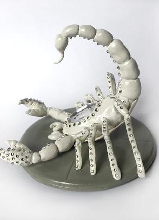 Белый скорпион из полимерной глины5 фото