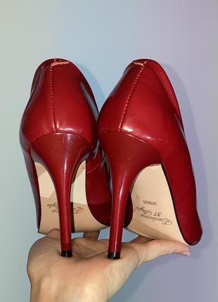 Красные лакированные туфли лодочки 37 размер2 фото
