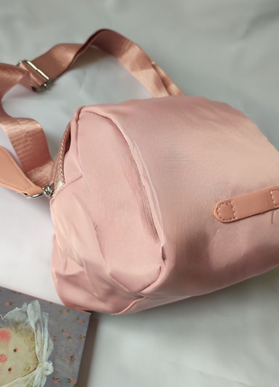 Розовая круглая сумочка кросс-боди8 фото