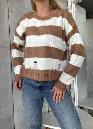 Стильный теплый рваный свитер