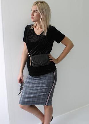 Клетчатая трикотажная юбочка  с лампасами. длина до колена
