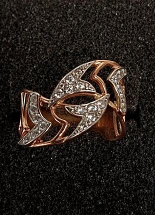 Женское ажурное кольцо из комбинированного золота с фианитами