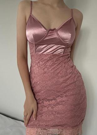 Платье розовое корсетное с кружевом4 фото