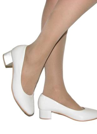 Лаковые белые туфли на устойчивом каблуке большого размера