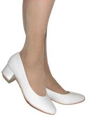 Лаковые белые туфли на устойчивом каблуке большого размера2 фото