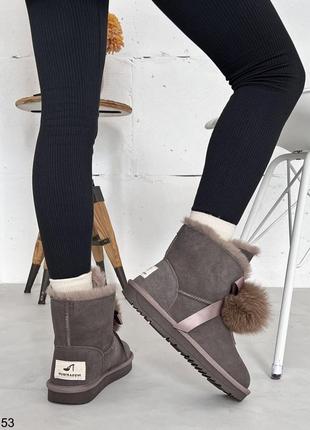 Жіночі натуральні уггі із бомбончиками