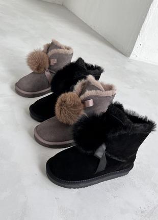 Жіночі натуральні уггі із бомбончиками